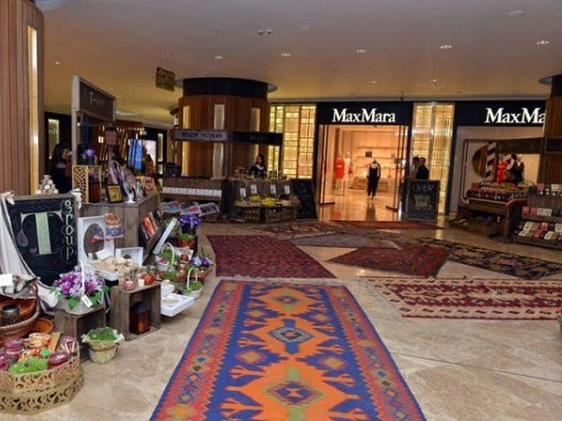 шопинг в баку. брендовые магазины в баку. шоппинг в баку. шопинг в баку. памятник хуршидбану натаван.