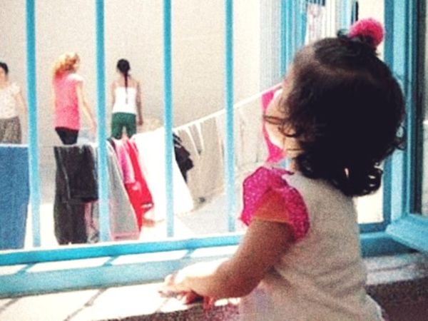 600_rebenok-okno-dvor