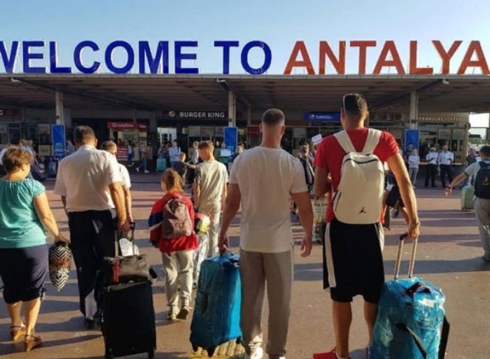 Ехать ли в турцию в мае. Добро пожаловать в Анталию. Добро пожаловать в Турцию. Россияне в Турции. Туристы в Турции из России.