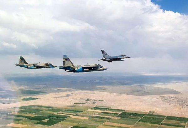 Азербайджанские пилоты "атаковали" цели противника. ФОТО